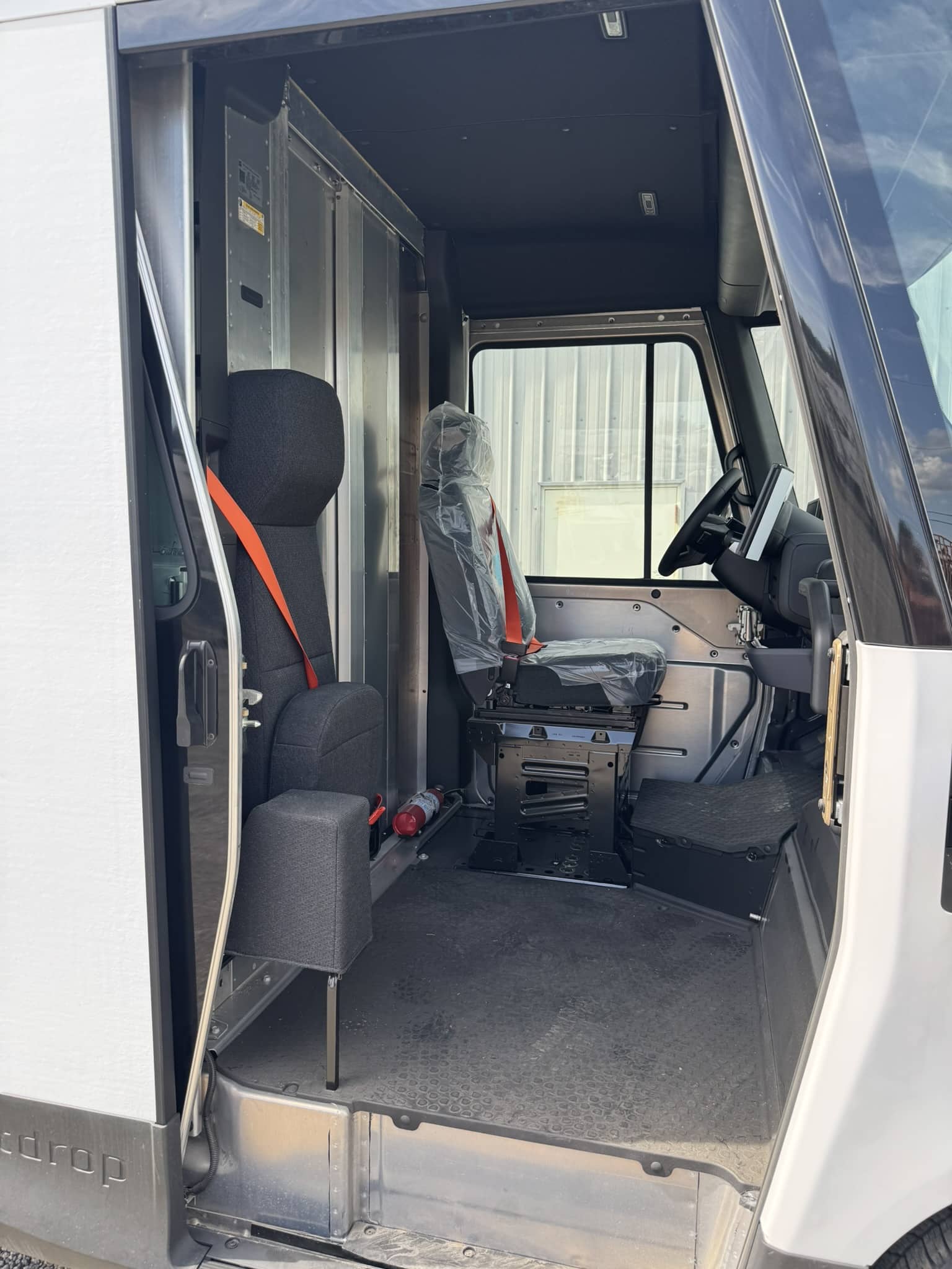 2024 BRIGHTDROP ZEVO 400 AWD ALL ELECTRIC DELIVERY VAN - Image 33